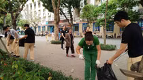 Cảnh sát giao thông chung tay làm đẹp Hồ Gươm