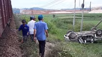 Xe ô tô bị tàu hoả húc văng, 1 người chết, 1 người bị thương