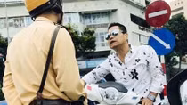 Tước bằng lái thanh niên không đội MBH và đi ngược chiều