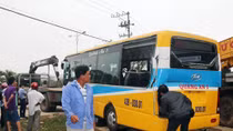 Bị xe tải đâm, xe buýt lao qua thành cầu rơi xuống kênh
