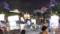 Phố đi bộ “biến” thành chợ bán hàng rong