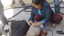 Một phụ nữ giấu ma túy trong túi măng khô
