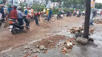 Sập bồn nước hàng nghìn m³, nhiều người hoảng loạn
