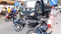 Xe ben mất phanh đè bẹp 4 xe máy chờ đèn đỏ