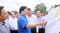 Phó Thủ tướng Trịnh Đình Dũng khảo sát vị trí xây dựng cầu Đại Ngãi