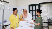 Thăm, tặng quà cho cán bộ Công an bị thương khi bắt đối tượng truy nã