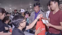 Chuyến tàu đêm đưa 1.200 công nhân nghèo về quê ăn Tết
