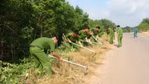 Hơn 120 cán bộ, chiến sỹ tham gia làm đường, sửa chữa nhà cho người dân