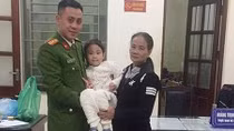 Bàn giao bé gái đi lạc trong đêm về với gia đình an toàn