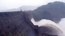 Đóng 1 cửa xả đáy hồ Hòa Bình 