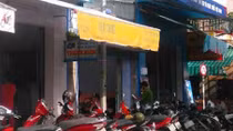 Tên cướp cầm 2 dao mổ heo cướp tiệm vàng giữa trưa 