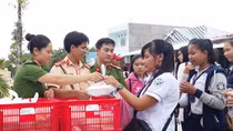 Lực lượng Công an phục vụ cơm miễn phí cho học sinh đi thi