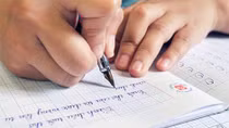 Con trai lớn tập viết