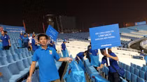 Hành động đẹp của CĐV Việt Nam tại giải bóng đá Cup VinaPhone 2018