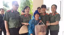 Trao 100 suất quà cứu trợ cho người dân vùng lũ lụt