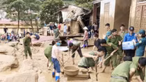 100% quân số ứng trực giúp dân chống lũ 