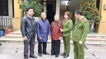 Công an TP Phủ Lý đưa cụ bà 77 tuổi đi lạc trở về nhà