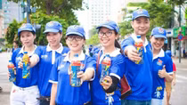 Hàng ngàn người “phủ xanh” phố đi bộ cổ vũ Đoàn Thể thao Việt Nam