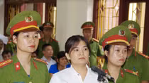 Xét xử sơ thẩm Trần Thị Nga về tội “Tuyên truyền chống Nhà nước Cộng hòa XHCN Việt Nam”