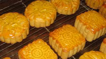 Bánh Trung thu làm thủ công vẫn được nhiều người tiêu dùng lựa chọn