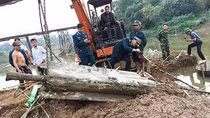 Trục vớt thành công tên lửa của Mỹ trên sông Tích