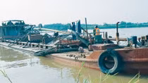 Đối tượng khai thác cát trái phép dùng vòi rồng chống người thi hành công vụ