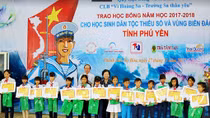 Trao học bổng cho học sinh tại Phú Yên