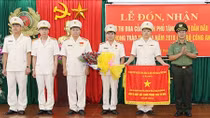 Công an huyện Than Uyên đón nhận Cờ Thi đua Chính phủ