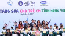 Trao tặng hơn 70.000 ly sữa cho trẻ em nghèo tại Hưng Yên