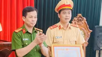 Tặng giấy khen cho Đại úy CSGT cởi áo cầm máu cứu người gặp nạn