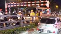 Xử phạt tài xế ô tô 29 chỗ đi lên cầu vượt Thái Hà