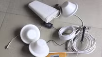 Nhóm người nước ngoài sử dụng thiết bị kích sóng di động
