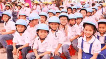 Phát 100 mũ bảo hiểm hưởng ứng chiến dịch an toàn giao thông