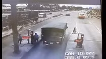 Tạm đình chỉ 3 nhân viên thu phí ẩu đả với lái xe
