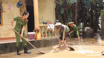 Kịp thời cứu 6 người nước ngoài thoát khỏi dòng lũ dữ