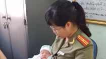 Những “bảo mẫu” mang sắc phục Công an ở vùng biên