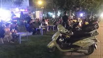 Công viên biến thành quán "cà phê đèn mờ"