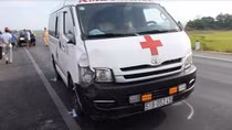 Xe cấp cứu tông chết 2 vợ chồng