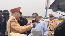 “Test nhanh” ma túy của lái xe: Dân đồng tình, lái xe ủng hộ