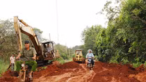 Một nông dân bỏ hàng trăm triệu đồng sửa đường cho dân làng