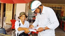 Người bán vé số thi đỗ công chức huyện