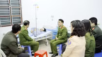Khống chế ngáo đá cầm dao, 2 Cảnh sát phải điều trị phơi nhiễm HIV