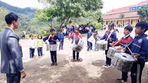 Nỗ lực đưa học sinh dân tộc thiểu số vùng sâu tới trường
