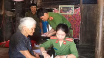 Công an huyện Cư Jút về tận thôn, buôn cấp CMND cho người dân