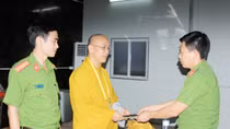 Trao trả túi xách bị thất lạc cho Thượng tọa Thích Quảng Độ