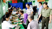 Khám bệnh, cấp thuốc và tặng quà bà con nghèo tỉnh Đồng Tháp