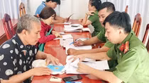 Ra đảo, về làng làm hộ khẩu cho người dân