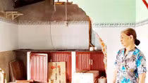 Người dân mong chờ xây kè chắn sóng biển