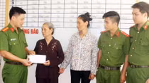 Trao trả gần 10 triệu đồng cho gia đình phụ nữ tâm thần ném tiền ra đường
