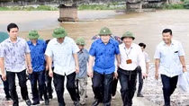Phó Thủ tướng Trịnh Đình Dũng họp khẩn, thị sát việc xả lũ